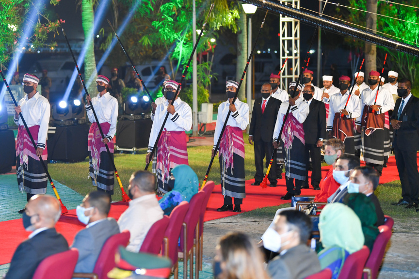 ދިވެހި ދައުލަތުން ދެއްވާ އެކިއެކި އިނާމުތައް ދެއްވުމަށާއި، ދިވެހިންގެ އެއްބައިވަންތަކަމުގެ ދުވަހާ ގުޅިގެން ޖުމްހޫރީ މައިދާނުގައި  ބޭއްވެވި ރަސްމީ ޖަލްސާގެ ތެރެއިން-- ފޮޓޯ ރައީސް އޮފީސް