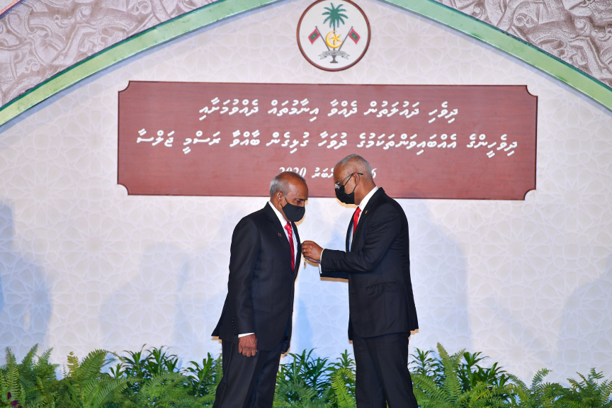 ދިވެހި ދައުލަތުން ދެއްވާ އެކިއެކި އިނާމުތައް ދެއްވުމަށާއި، ދިވެހިންގެ އެއްބައިވަންތަކަމުގެ ދުވަހާ ގުޅިގެން ޖުމްހޫރީ މައިދާނުގައި  ބޭއްވެވި ރަސްމީ ޖަލްސާގެ ތެރެއިން-- ފޮޓޯ ރައީސް އޮފީސް