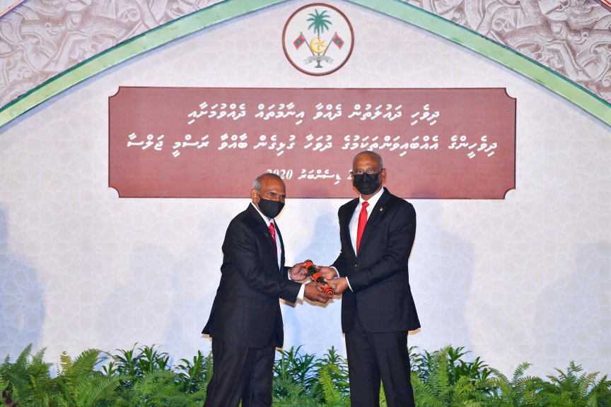 ދިވެހި ދައުލަތުން ދެއްވާ އެކިއެކި އިނާމުތައް ދެއްވުމަށާއި، ދިވެހިންގެ އެއްބައިވަންތަކަމުގެ ދުވަހާ ގުޅިގެން ޖުމްހޫރީ މައިދާނުގައި  ބޭއްވެވި ރަސްމީ ޖަލްސާގެ ތެރެއިން-- ފޮޓޯ ރައީސް އޮފީސް