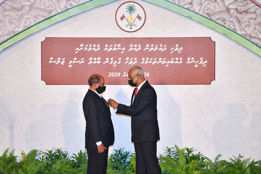 ދިވެހި ދައުލަތުން ދެއްވާ އެކިއެކި އިނާމުތައް ދެއްވުމަށާއި، ދިވެހިންގެ އެއްބައިވަންތަކަމުގެ ދުވަހާ ގުޅިގެން ޖުމްހޫރީ މައިދާނުގައި  ބޭއްވެވި ރަސްމީ ޖަލްސާގެ ތެރެއިން-- ފޮޓޯ ރައީސް އޮފީސް