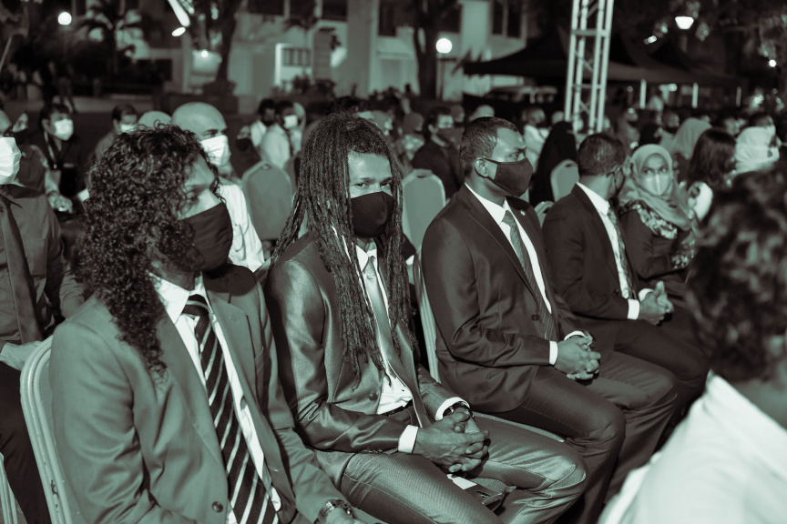 ދިވެހި ދައުލަތުން ދެއްވާ އެކިއެކި އިނާމުތައް ދެއްވުމަށާއި، ދިވެހިންގެ އެއްބައިވަންތަކަމުގެ ދުވަހާ ގުޅިގެން ޖުމްހޫރީ މައިދާނުގައި  ބޭއްވެވި ރަސްމީ ޖަލްސާގެ ތެރެއިން-- ފޮޓޯ ރައީސް އޮފީސް