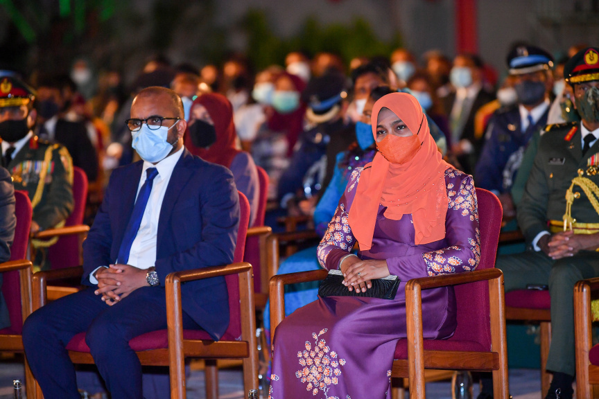 ދައުލަތުން ދެއްވާ އެކިއެކި އިނާމުތައް ދެއްވުމަށާއި، ދިވެހިންގެ އެއްބައިވަންތަކަމުގެ ދުވަހާ ގުޅިގެން ޖުމްހޫރީ މައިދާނުގައި  ބޭއްވެވި ރަސްމީ ޖަލްސާގެ ތެރެއިން-- ފޮޓޯ ރައީސް އޮފީސް