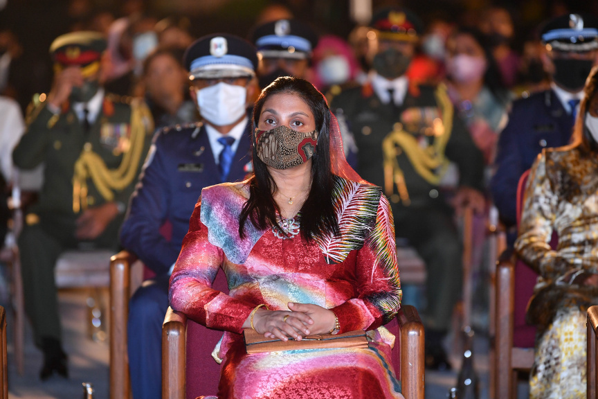 ދައުލަތުން ދެއްވާ އެކިއެކި އިނާމުތައް ދެއްވުމަށާއި، ދިވެހިންގެ އެއްބައިވަންތަކަމުގެ ދުވަހާ ގުޅިގެން ޖުމްހޫރީ މައިދާނުގައި  ބޭއްވެވި ރަސްމީ ޖަލްސާގެ ތެރެއިން-- ފޮޓޯ ރައީސް އޮފީސް