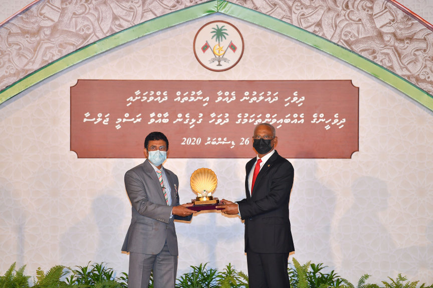 ދައުލަތުން ދެއްވާ އެކިއެކި އިނާމުތައް ދެއްވުމަށާއި، ދިވެހިންގެ އެއްބައިވަންތަކަމުގެ ދުވަހާ ގުޅިގެން ޖުމްހޫރީ މައިދާނުގައި  ބޭއްވެވި ރަސްމީ ޖަލްސާގެ ތެރެއިން-- ފޮޓޯ ރައީސް އޮފީސް