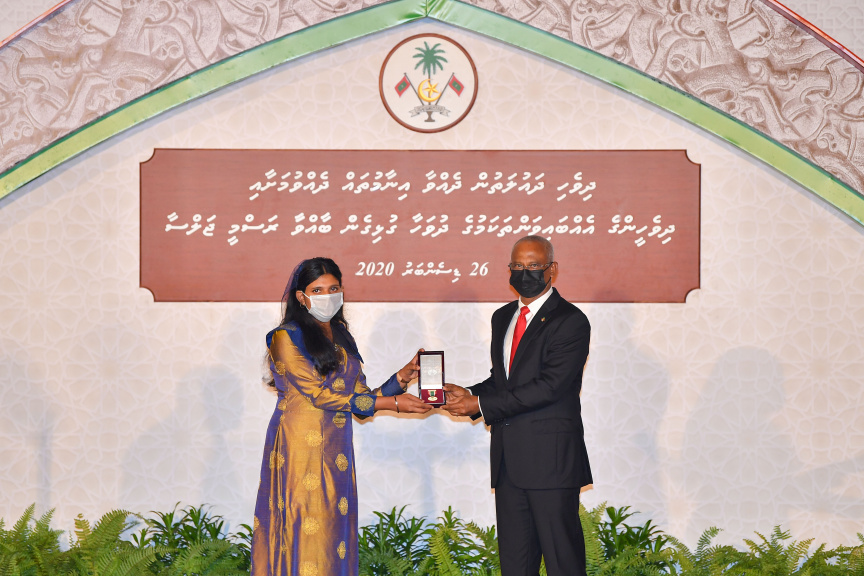 ދިވެހި ދައުލަތުން ދެއްވާ އެކިއެކި އިނާމުތައް ދެއްވުމަށާއި، ދިވެހިންގެ އެއްބައިވަންތަކަމުގެ ދުވަހާ ގުޅިގެން ޖުމްހޫރީ މައިދާނުގައި  ބޭއްވެވި ރަސްމީ ޖަލްސާގެ ތެރެއިން-- ފޮޓޯ ރައީސް އޮފީސް