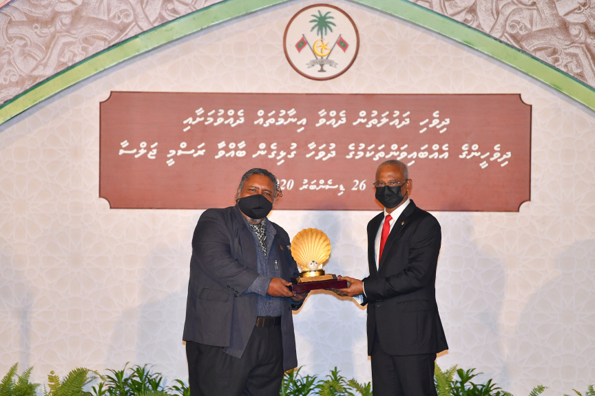 ދިވެހި ދައުލަތުން ދެއްވާ އެކިއެކި އިނާމުތައް ދެއްވުމަށާއި، ދިވެހިންގެ އެއްބައިވަންތަކަމުގެ ދުވަހާ ގުޅިގެން ޖުމްހޫރީ މައިދާނުގައި  ބޭއްވެވި ރަސްމީ ޖަލްސާގެ ތެރެއިން-- ފޮޓޯ ރައީސް އޮފީސް