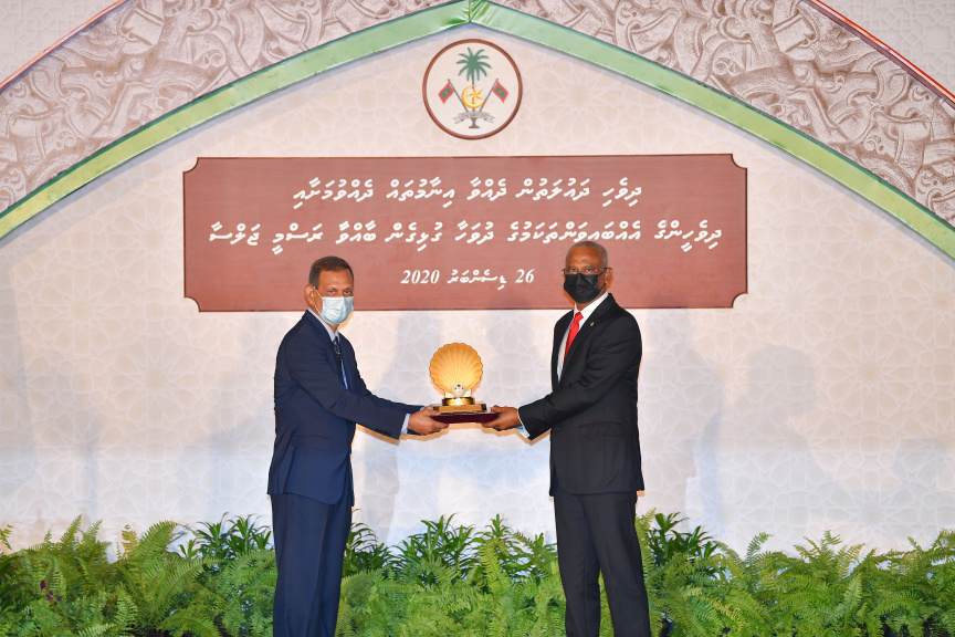 ދިވެހި ދައުލަތުން ދެއްވާ އެކިއެކި އިނާމުތައް ދެއްވުމަށާއި، ދިވެހިންގެ އެއްބައިވަންތަކަމުގެ ދުވަހާ ގުޅިގެން ޖުމްހޫރީ މައިދާނުގައި  ބޭއްވެވި ރަސްމީ ޖަލްސާގެ ތެރެއިން-- ފޮޓޯ ރައީސް އޮފީސް