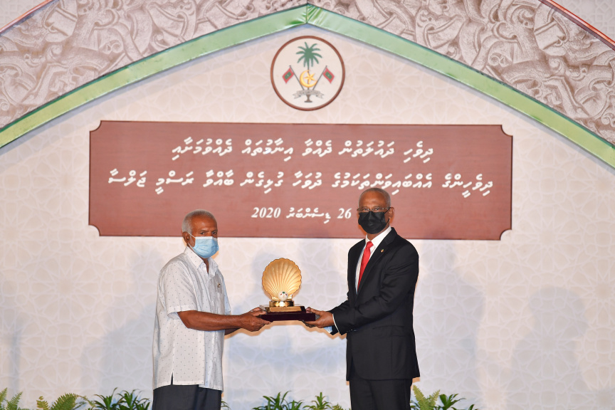 ދިވެހި ދައުލަތުން ދެއްވާ އެކިއެކި އިނާމުތައް ދެއްވުމަށާއި، ދިވެހިންގެ އެއްބައިވަންތަކަމުގެ ދުވަހާ ގުޅިގެން ޖުމްހޫރީ މައިދާނުގައި  ބޭއްވެވި ރަސްމީ ޖަލްސާގެ ތެރެއިން-- ފޮޓޯ ރައީސް އޮފީސް