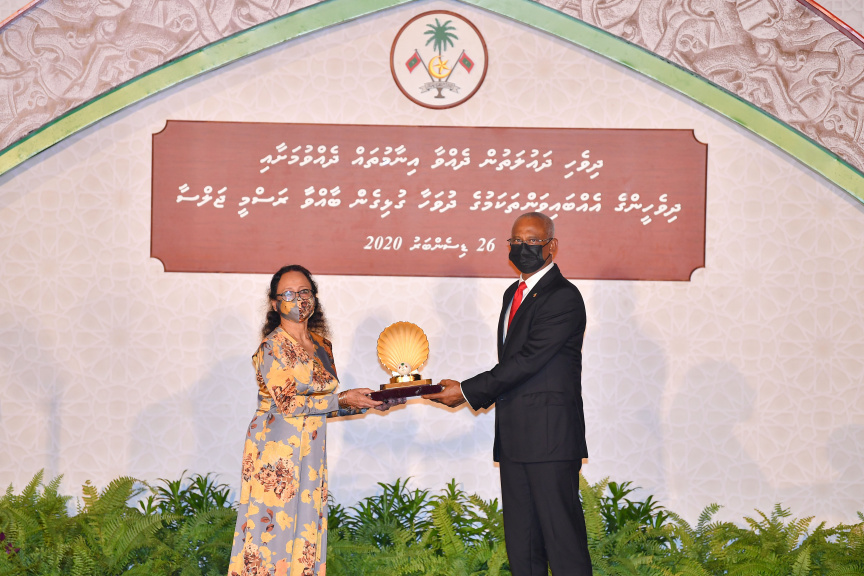 ދިވެހި ދައުލަތުން ދެއްވާ އެކިއެކި އިނާމުތައް ދެއްވުމަށާއި، ދިވެހިންގެ އެއްބައިވަންތަކަމުގެ ދުވަހާ ގުޅިގެން ޖުމްހޫރީ މައިދާނުގައި  ބޭއްވެވި ރަސްމީ ޖަލްސާގެ ތެރެއިން-- ފޮޓޯ ރައީސް އޮފީސް