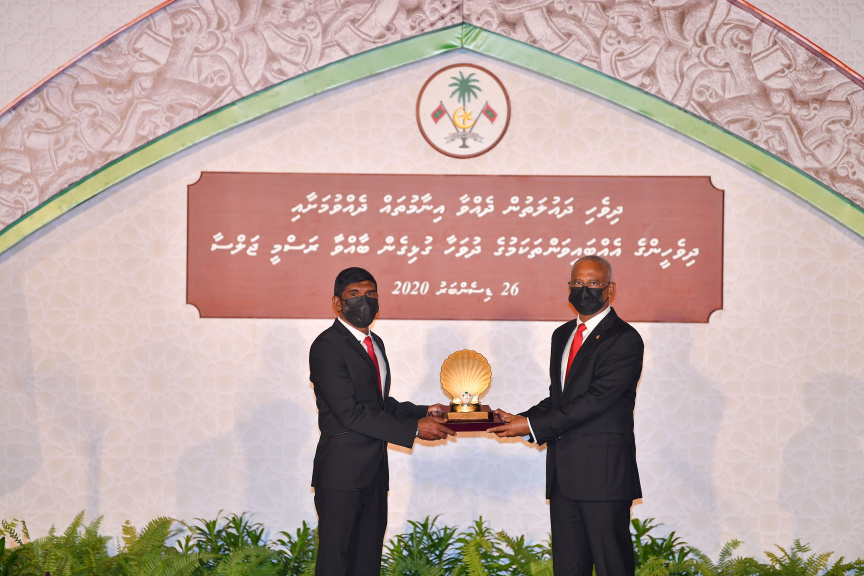 ދިވެހި ދައުލަތުން ދެއްވާ އެކިއެކި އިނާމުތައް ދެއްވުމަށާއި، ދިވެހިންގެ އެއްބައިވަންތަކަމުގެ ދުވަހާ ގުޅިގެން ޖުމްހޫރީ މައިދާނުގައި  ބޭއްވެވި ރަސްމީ ޖަލްސާގެ ތެރެއިން-- ފޮޓޯ ރައީސް އޮފީސް