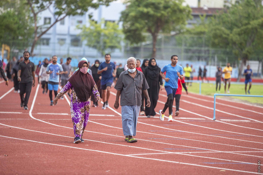 ޖެނުއަރީ 18، 2021: މާލޭ އެކުވެނީ ދުވާ ޓްރެކް: އަހަރުތަކަކަށް ފަހު އެކުވެނީގައި ދުވާ ޓްރެކް ތަރައްގީކޮށްފައިވަނީ އިންޑިއާގެ އެހީގައި. ސިންތެޓިކް ޓްރެކެއްގެ ގޮތުގައި އެކުވެނި ޓްރެކު ތަރައްގީ ކުރުމަށް އިންޑިއާ އިން އެހީދީފައި ވަނީ އެ ގައުމުން ރާއްޖޭގައި ހިންގާ ހައި އިމްޕެކްޓް ކޮމިއުނިޓީ ޑިވެލޮޕްމެންޓް (އެޗްއައިސީޕީޑީ) މަޝްރޫއުތަކުގެ ތެރޭގައި ހިމަނައިގެން. ޓްރެކް ހުޅުވި ފަހުން ގިނަ އަދަދެއްގެ ބަޔަކު ކަސްރަތު ކުރުމަށް އެތަން ދަނީ ބޭނުން ކުރަމުން -- ސަންފޮޓޯ/ ފަޔާޒު މޫސާ