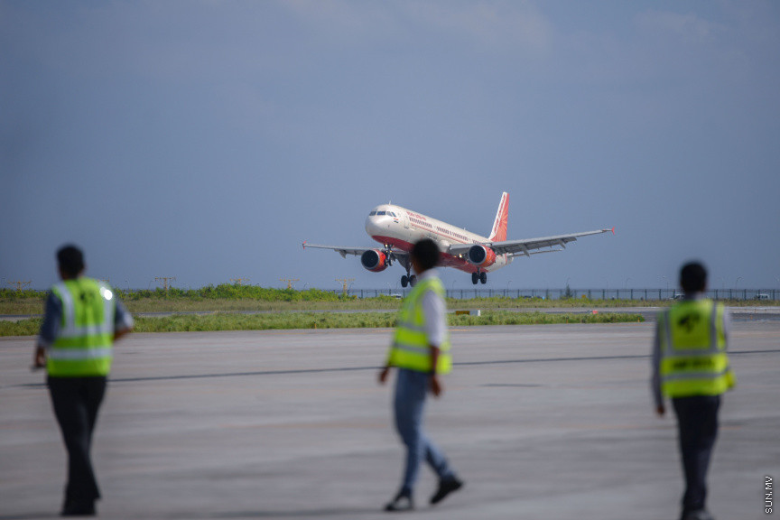 ޖެނުއަރީ 20، 2021: އިންޑިއާ އިން ރާއްޖެ އަށް ފޯރުކޮށްދޭ 100،000 ޑޯޒްގެ ވެކްސިން ރާއްޖެއަށް ގެނައުން: އެއާ އިންޑިއާގެ ފްލައިޓެއްގައި ރާއްޖެ  މި ވެކްސިން ޑޯޒްތައް ރާއްޖެ ގެނައި އިރު މިއީ އޮކްސްފޯޑް އެސްޓްރަޒެނެކާގެ "ކޮވިޝީލްޑް" ވެކްސިން -- ސަން ފޮޓޯ/ ފަޔާޒު މޫސާ