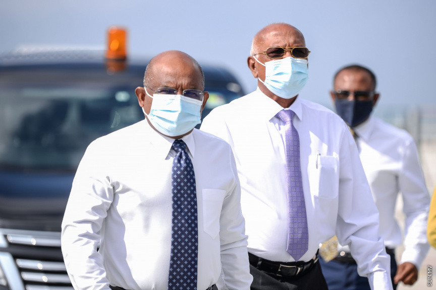 ޖެނުއަރީ 20، 2021: އިންޑިއާ އިން ރާއްޖެ އަށް ފޯރުކޮށްދޭ 100،000 ޑޯޒްގެ ވެކްސިން ރާއްޖެއަށް ގެނައުން: އެއާ އިންޑިއާގެ ފްލައިޓެއްގައި ރާއްޖެ  މި ވެކްސިން ޑޯޒްތައް ރާއްޖެ ގެނައި އިރު މިއީ އޮކްސްފޯޑް އެސްޓްރަޒެނެކާގެ "ކޮވިޝީލްޑް" ވެކްސިން -- ސަން ފޮޓޯ/ ފަޔާޒު މޫސާ