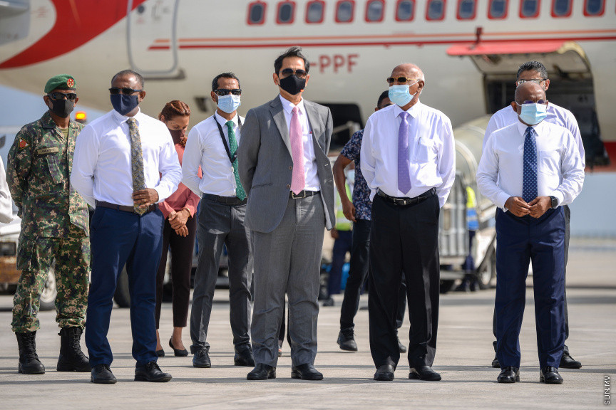 ޖެނުއަރީ 20، 2021: އިންޑިއާ އިން ރާއްޖެ އަށް ފޯރުކޮށްދޭ 100،000 ޑޯޒްގެ ވެކްސިން ރާއްޖެއަށް ގެނައުން: އެއާ އިންޑިއާގެ ފްލައިޓެއްގައި ރާއްޖެ  މި ވެކްސިން ޑޯޒްތައް ރާއްޖެ ގެނައި އިރު މިއީ އޮކްސްފޯޑް އެސްޓްރަޒެނެކާގެ "ކޮވިޝީލްޑް" ވެކްސިން -- ސަން ފޮޓޯ/ ފަޔާޒު މޫސާ
