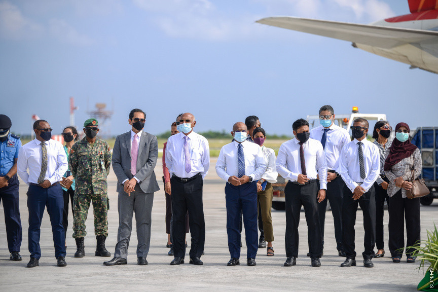 ޖެނުއަރީ 20، 2021: އިންޑިއާ އިން ރާއްޖެ އަށް ފޯރުކޮށްދޭ 100،000 ޑޯޒްގެ ވެކްސިން ރާއްޖެއަށް ގެނައުން: އެއާ އިންޑިއާގެ ފްލައިޓެއްގައި ރާއްޖެ  މި ވެކްސިން ޑޯޒްތައް ރާއްޖެ ގެނައި އިރު މިއީ އޮކްސްފޯޑް އެސްޓްރަޒެނެކާގެ "ކޮވިޝީލްޑް" ވެކްސިން -- ސަން ފޮޓޯ/ ފަޔާޒު މޫސާ