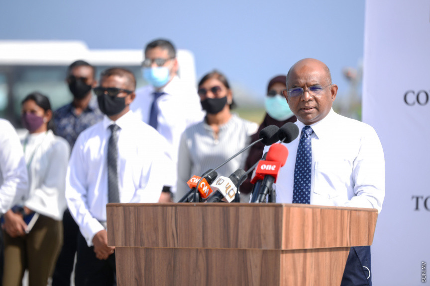 ޖެނުއަރީ 20، 2021: އިންޑިއާ އިން ރާއްޖެ އަށް ފޯރުކޮށްދޭ 100،000 ޑޯޒްގެ ވެކްސިން ރާއްޖެއަށް ގެނައުން: އެއާ އިންޑިއާގެ ފްލައިޓެއްގައި ރާއްޖެ  މި ވެކްސިން ޑޯޒްތައް ރާއްޖެ ގެނައި އިރު މިއީ އޮކްސްފޯޑް އެސްޓްރަޒެނެކާގެ "ކޮވިޝީލްޑް" ވެކްސިން -- ސަން ފޮޓޯ/ ފަޔާޒު މޫސާ