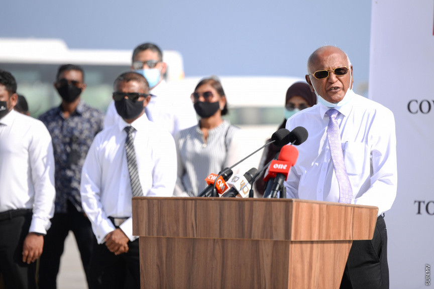 ޖެނުއަރީ 20، 2021: އިންޑިއާ އިން ރާއްޖެ އަށް ފޯރުކޮށްދޭ 100،000 ޑޯޒްގެ ވެކްސިން ރާއްޖެއަށް ގެނައުން: އެއާ އިންޑިއާގެ ފްލައިޓެއްގައި ރާއްޖެ  މި ވެކްސިން ޑޯޒްތައް ރާއްޖެ ގެނައި އިރު މިއީ އޮކްސްފޯޑް އެސްޓްރަޒެނެކާގެ "ކޮވިޝީލްޑް" ވެކްސިން -- ސަން ފޮޓޯ/ ފަޔާޒު މޫސާ