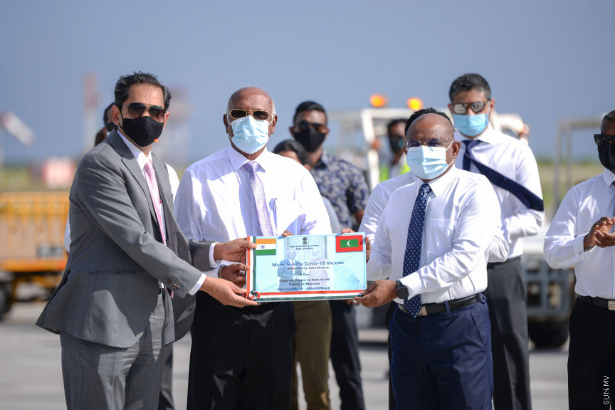 ޖެނުއަރީ 20، 2021: އިންޑިއާ އިން ރާއްޖެ އަށް ފޯރުކޮށްދޭ 100،000 ޑޯޒްގެ ވެކްސިން ރާއްޖެއަށް ގެނައުން: އެއާ އިންޑިއާގެ ފްލައިޓެއްގައި ރާއްޖެ  މި ވެކްސިން ޑޯޒްތައް ރާއްޖެ ގެނައި އިރު މިއީ އޮކްސްފޯޑް އެސްޓްރަޒެނެކާގެ "ކޮވިޝީލްޑް" ވެކްސިން -- ސަން ފޮޓޯ/ ފަޔާޒު މޫސާ