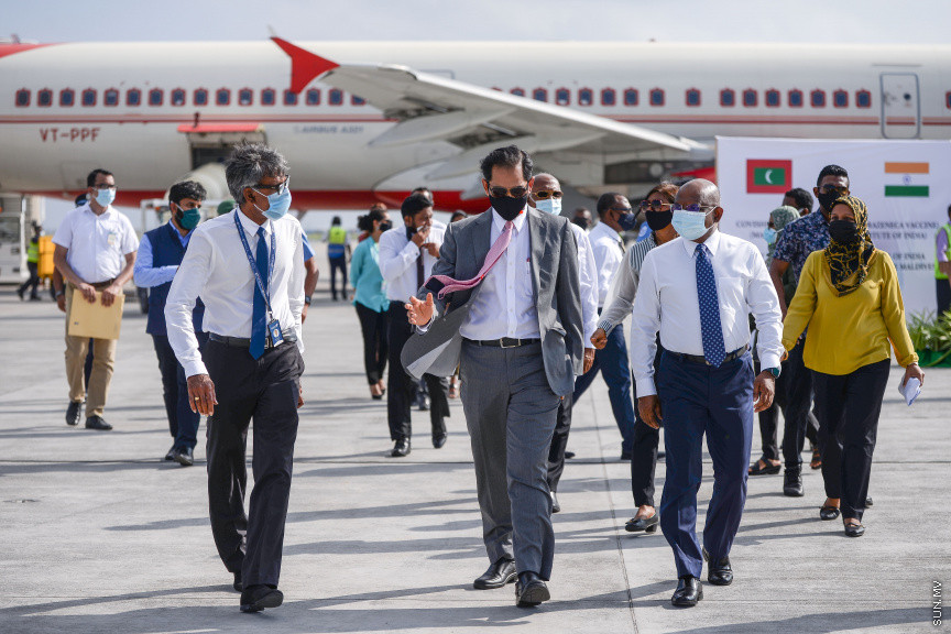ޖެނުއަރީ 20، 2021: އިންޑިއާ އިން ރާއްޖެ އަށް ފޯރުކޮށްދޭ 100،000 ޑޯޒްގެ ވެކްސިން ރާއްޖެއަށް ގެނައުން: އެއާ އިންޑިއާގެ ފްލައިޓެއްގައި ރާއްޖެ  މި ވެކްސިން ޑޯޒްތައް ރާއްޖެ ގެނައި އިރު މިއީ އޮކްސްފޯޑް އެސްޓްރަޒެނެކާގެ "ކޮވިޝީލްޑް" ވެކްސިން -- ސަން ފޮޓޯ/ ފަޔާޒު މޫސާ