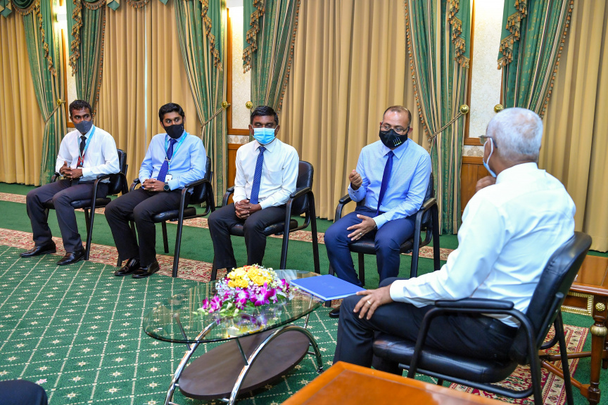 ޖެނުއަރީ 20، 2021: އެމްޑަބްލިއުއެސްސީގެ ރިހި ޔޫބީލް ފާހަގަކުރުމުގެ ގޮތުން އެ ކުންފުނީގެ ދިގު ތާރީހުގެ މައްޗަށް ބިނާކޮށް ޝާއިއުކޮށްފައިވާ ފޮތެއް ރައީސް އިބްރާހިމް މުހައްމަދު ސޯލިހްއަށް ހަދިޔާކުރުމަށް ރައީސް އޮފީހުގައި ބޭއްވި ރަސްމިއްޔާތުގެ ތެރެއިން -- ފޮޓޯ/ ރައީސް އޮފީސް