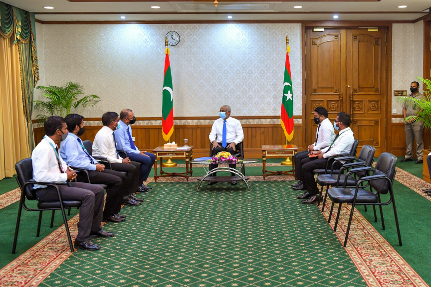 ޖެނުއަރީ 20، 2021: އެމްޑަބްލިއުއެސްސީގެ ރިހި ޔޫބީލް ފާހަގަކުރުމުގެ ގޮތުން އެ ކުންފުނީގެ ދިގު ތާރީހުގެ މައްޗަށް ބިނާކޮށް ޝާއިއުކޮށްފައިވާ ފޮތެއް ރައީސް އިބްރާހިމް މުހައްމަދު ސޯލިހްއަށް ހަދިޔާކުރުމަށް ރައީސް އޮފީހުގައި ބޭއްވި ރަސްމިއްޔާތުގެ ތެރެއިން -- ފޮޓޯ/ ރައީސް އޮފީސް