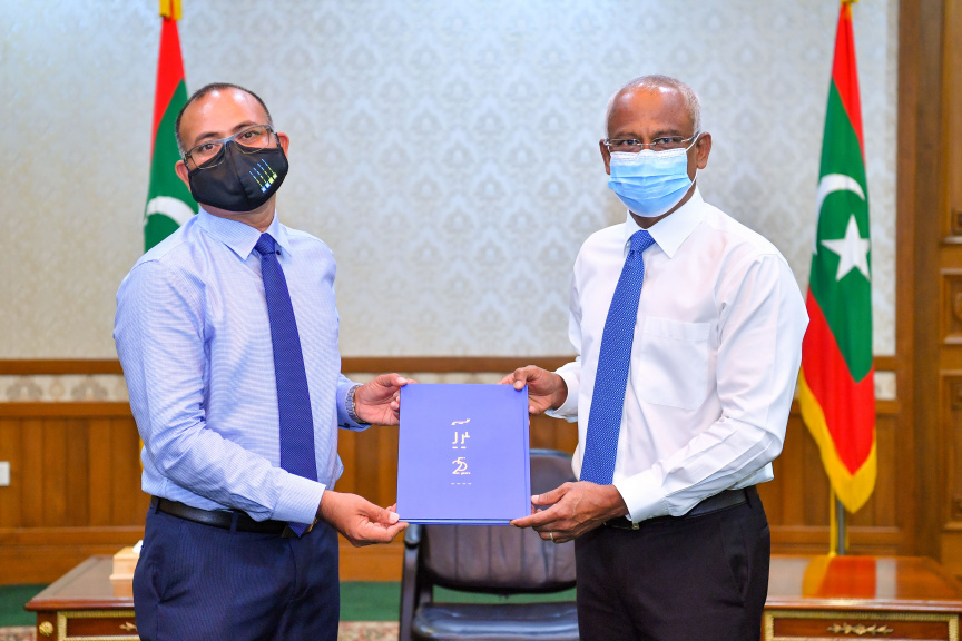 ޖެނުއަރީ 20، 2021: އެމްޑަބްލިއުއެސްސީގެ ރިހި ޔޫބީލް ފާހަގަކުރުމުގެ ގޮތުން އެ ކުންފުނީގެ ދިގު ތާރީހުގެ މައްޗަށް ބިނާކޮށް ޝާއިއުކޮށްފައިވާ ފޮތެއް ރައީސް އިބްރާހިމް މުހައްމަދު ސޯލިހްއަށް ހަދިޔާކުރުމަށް ރައީސް އޮފީހުގައި ބޭއްވި ރަސްމިއްޔާތުގެ ތެރެއިން -- ފޮޓޯ/ ރައީސް އޮފީސް