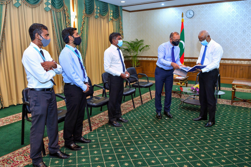 ޖެނުއަރީ 20، 2021: އެމްޑަބްލިއުއެސްސީގެ ރިހި ޔޫބީލް ފާހަގަކުރުމުގެ ގޮތުން އެ ކުންފުނީގެ ދިގު ތާރީހުގެ މައްޗަށް ބިނާކޮށް ޝާއިއުކޮށްފައިވާ ފޮތެއް ރައީސް އިބްރާހިމް މުހައްމަދު ސޯލިހްއަށް ހަދިޔާކުރުމަށް ރައީސް އޮފީހުގައި ބޭއްވި ރަސްމިއްޔާތުގެ ތެރެއިން -- ފޮޓޯ/ ރައީސް އޮފީސް