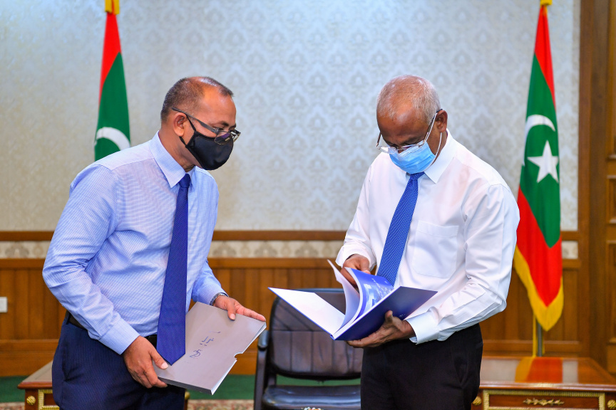 ޖެނުއަރީ 20، 2021: އެމްޑަބްލިއުއެސްސީގެ ރިހި ޔޫބީލް ފާހަގަކުރުމުގެ ގޮތުން އެ ކުންފުނީގެ ދިގު ތާރީހުގެ މައްޗަށް ބިނާކޮށް ޝާއިއުކޮށްފައިވާ ފޮތެއް ރައީސް އިބްރާހިމް މުހައްމަދު ސޯލިހްއަށް ހަދިޔާކުރުމަށް ރައީސް އޮފީހުގައި ބޭއްވި ރަސްމިއްޔާތުގެ ތެރެއިން -- ފޮޓޯ/ ރައީސް އޮފީސް