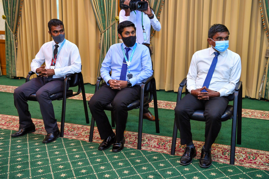 ޖެނުއަރީ 20، 2021: އެމްޑަބްލިއުއެސްސީގެ ރިހި ޔޫބީލް ފާހަގަކުރުމުގެ ގޮތުން އެ ކުންފުނީގެ ދިގު ތާރީހުގެ މައްޗަށް ބިނާކޮށް ޝާއިއުކޮށްފައިވާ ފޮތެއް ރައީސް އިބްރާހިމް މުހައްމަދު ސޯލިހްއަށް ހަދިޔާކުރުމަށް ރައީސް އޮފީހުގައި ބޭއްވި ރަސްމިއްޔާތުގެ ތެރެއިން -- ފޮޓޯ/ ރައީސް އޮފީސް