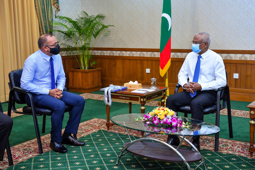 ޖެނުއަރީ 20، 2021: އެމްޑަބްލިއުއެސްސީގެ ރިހި ޔޫބީލް ފާހަގަކުރުމުގެ ގޮތުން އެ ކުންފުނީގެ ދިގު ތާރީހުގެ މައްޗަށް ބިނާކޮށް ޝާއިއުކޮށްފައިވާ ފޮތެއް ރައީސް އިބްރާހިމް މުހައްމަދު ސޯލިހްއަށް ހަދިޔާކުރުމަށް ރައީސް އޮފީހުގައި ބޭއްވި ރަސްމިއްޔާތުގެ ތެރެއިން -- ފޮޓޯ/ ރައީސް އޮފީސް
