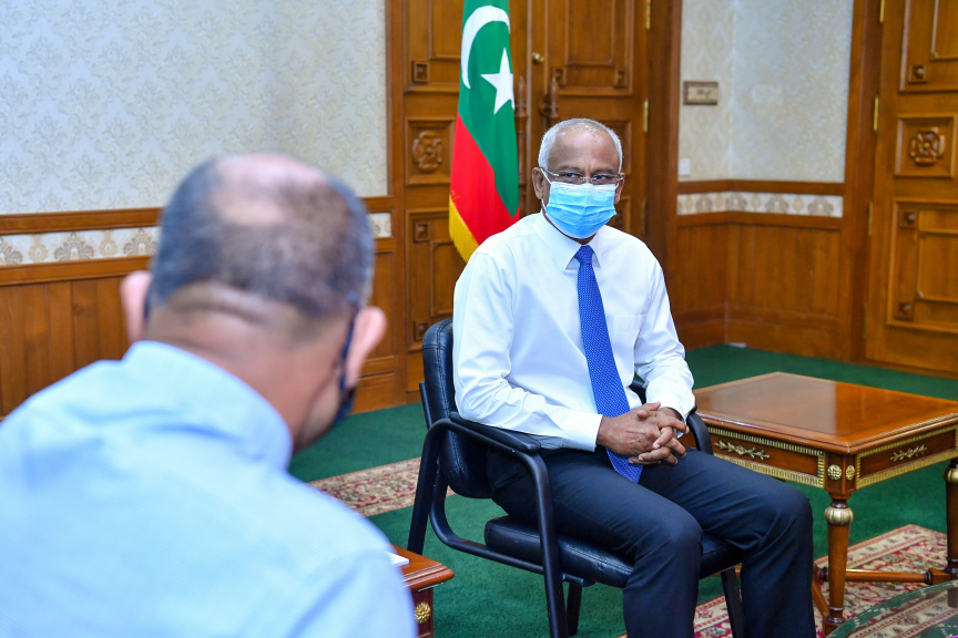 ޖެނުއަރީ 20، 2021: އެމްޑަބްލިއުއެސްސީގެ ރިހި ޔޫބީލް ފާހަގަކުރުމުގެ ގޮތުން އެ ކުންފުނީގެ ދިގު ތާރީހުގެ މައްޗަށް ބިނާކޮށް ޝާއިއުކޮށްފައިވާ ފޮތެއް ރައީސް އިބްރާހިމް މުހައްމަދު ސޯލިހްއަށް ހަދިޔާކުރުމަށް ރައީސް އޮފީހުގައި ބޭއްވި ރަސްމިއްޔާތުގެ ތެރެއިން -- ފޮޓޯ/ ރައީސް އޮފީސް