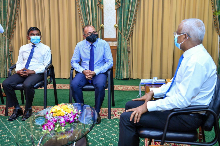 ޖެނުއަރީ 20، 2021: އެމްޑަބްލިއުއެސްސީގެ ރިހި ޔޫބީލް ފާހަގަކުރުމުގެ ގޮތުން އެ ކުންފުނީގެ ދިގު ތާރީހުގެ މައްޗަށް ބިނާކޮށް ޝާއިއުކޮށްފައިވާ ފޮތެއް ރައީސް އިބްރާހިމް މުހައްމަދު ސޯލިހްއަށް ހަދިޔާކުރުމަށް ރައީސް އޮފީހުގައި ބޭއްވި ރަސްމިއްޔާތުގެ ތެރެއިން -- ފޮޓޯ/ ރައީސް އޮފީސް