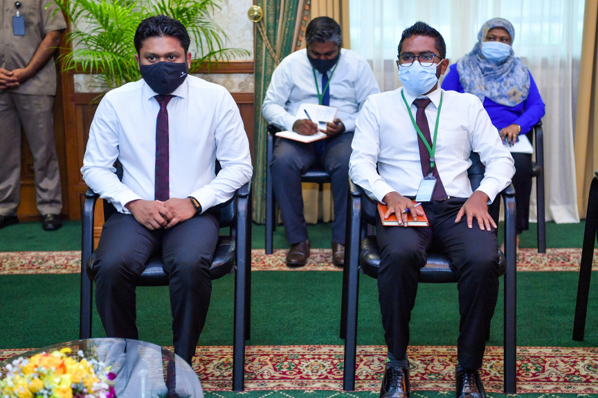 ޖެނުއަރީ 20، 2021: އެމްޑަބްލިއުއެސްސީގެ ރިހި ޔޫބީލް ފާހަގަކުރުމުގެ ގޮތުން އެ ކުންފުނީގެ ދިގު ތާރީހުގެ މައްޗަށް ބިނާކޮށް ޝާއިއުކޮށްފައިވާ ފޮތެއް ރައީސް އިބްރާހިމް މުހައްމަދު ސޯލިހްއަށް ހަދިޔާކުރުމަށް ރައީސް އޮފީހުގައި ބޭއްވި ރަސްމިއްޔާތުގެ ތެރެއިން -- ފޮޓޯ/ ރައީސް އޮފީސް