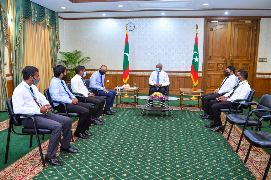 ޖެނުއަރީ 20، 2021: އެމްޑަބްލިއުއެސްސީގެ ރިހި ޔޫބީލް ފާހަގަކުރުމުގެ ގޮތުން އެ ކުންފުނީގެ ދިގު ތާރީހުގެ މައްޗަށް ބިނާކޮށް ޝާއިއުކޮށްފައިވާ ފޮތެއް ރައީސް އިބްރާހިމް މުހައްމަދު ސޯލިހްއަށް ހަދިޔާކުރުމަށް ރައީސް އޮފީހުގައި ބޭއްވި ރަސްމިއްޔާތުގެ ތެރެއިން -- ފޮޓޯ/ ރައީސް އޮފީސް