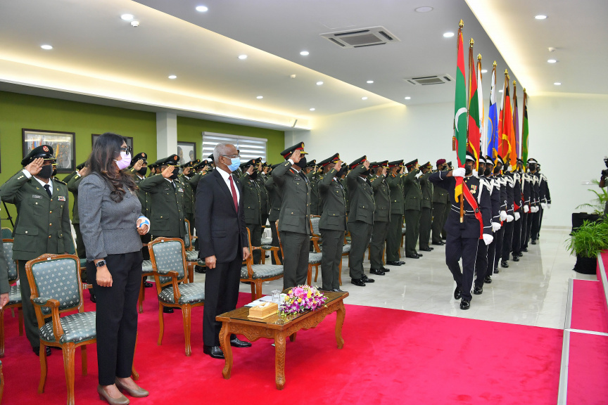 ޖެނުއަރީ 25، 2021: ސިފައިންގެ އޮފިސަރުންނަށް މަޤާމުގެ ކުރިއެރުން ދިނުމަށް މޯލްޑިވްސް ނެޝަނަލް ޑިފެންސް ފޯސް (އެމް.އެން.ޑީ.އެފް) ގެ މައި މަރުކަޒުގައި ބޭއްވި ހާއްސަ ރަސްމިއްޔާތުގެ ތެރެއިން -- ފޮޓޯ/ ރައީސް އޮފީސް