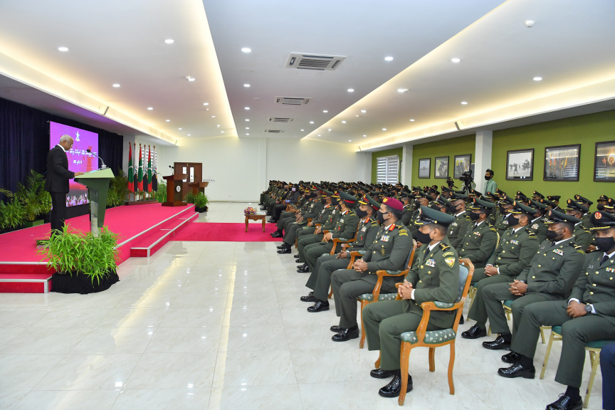ޖެނުއަރީ 25، 2021: ސިފައިންގެ އޮފިސަރުންނަށް މަޤާމުގެ ކުރިއެރުން ދިނުމަށް މޯލްޑިވްސް ނެޝަނަލް ޑިފެންސް ފޯސް (އެމް.އެން.ޑީ.އެފް) ގެ މައި މަރުކަޒުގައި ބޭއްވި ހާއްސަ ރަސްމިއްޔާތުގެ ތެރެއިން -- ފޮޓޯ/ ރައީސް އޮފީސް