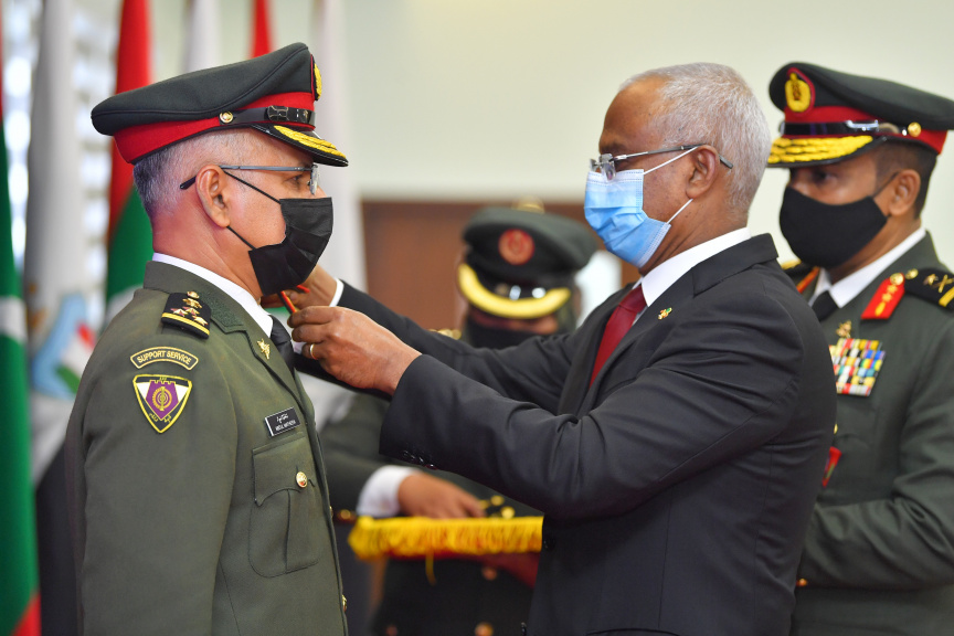 ޖެނުއަރީ 25، 2021: ސިފައިންގެ އޮފިސަރުންނަށް މަޤާމުގެ ކުރިއެރުން ދިނުމަށް މޯލްޑިވްސް ނެޝަނަލް ޑިފެންސް ފޯސް (އެމް.އެން.ޑީ.އެފް) ގެ މައި މަރުކަޒުގައި ބޭއްވި ހާއްސަ ރަސްމިއްޔާތުގެ ތެރެއިން -- ފޮޓޯ/ ރައީސް އޮފީސް