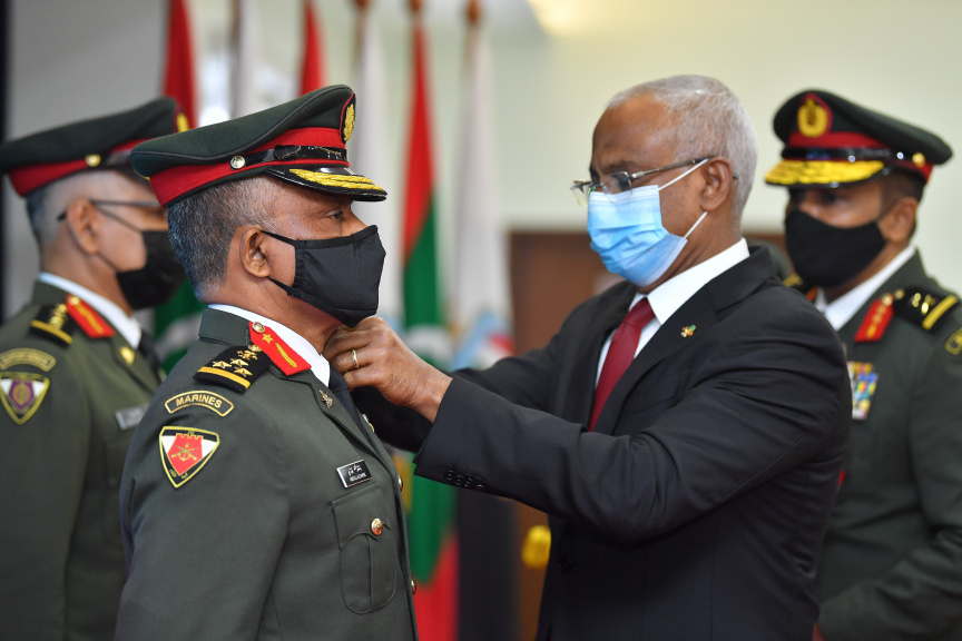 ޖެނުއަރީ 25، 2021: ސިފައިންގެ އޮފިސަރުންނަށް މަޤާމުގެ ކުރިއެރުން ދިނުމަށް މޯލްޑިވްސް ނެޝަނަލް ޑިފެންސް ފޯސް (އެމް.އެން.ޑީ.އެފް) ގެ މައި މަރުކަޒުގައި ބޭއްވި ހާއްސަ ރަސްމިއްޔާތުގެ ތެރެއިން -- ފޮޓޯ/ ރައީސް އޮފީސް