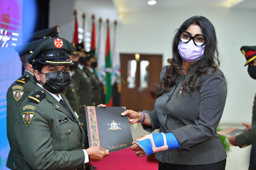 ޖެނުއަރީ 25، 2021: ސިފައިންގެ އޮފިސަރުންނަށް މަޤާމުގެ ކުރިއެރުން ދިނުމަށް މޯލްޑިވްސް ނެޝަނަލް ޑިފެންސް ފޯސް (އެމް.އެން.ޑީ.އެފް) ގެ މައި މަރުކަޒުގައި ބޭއްވި ހާއްސަ ރަސްމިއްޔާތުގެ ތެރެއިން -- ފޮޓޯ/ ރައީސް އޮފީސް