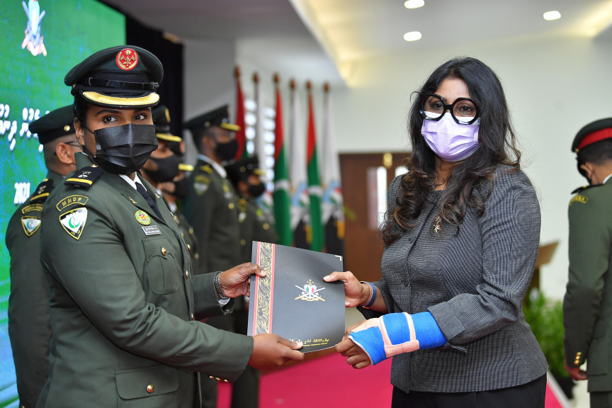 ޖެނުއަރީ 25، 2021: ސިފައިންގެ އޮފިސަރުންނަށް މަޤާމުގެ ކުރިއެރުން ދިނުމަށް މޯލްޑިވްސް ނެޝަނަލް ޑިފެންސް ފޯސް (އެމް.އެން.ޑީ.އެފް) ގެ މައި މަރުކަޒުގައި ބޭއްވި ހާއްސަ ރަސްމިއްޔާތުގެ ތެރެއިން -- ފޮޓޯ/ ރައީސް އޮފީސް
