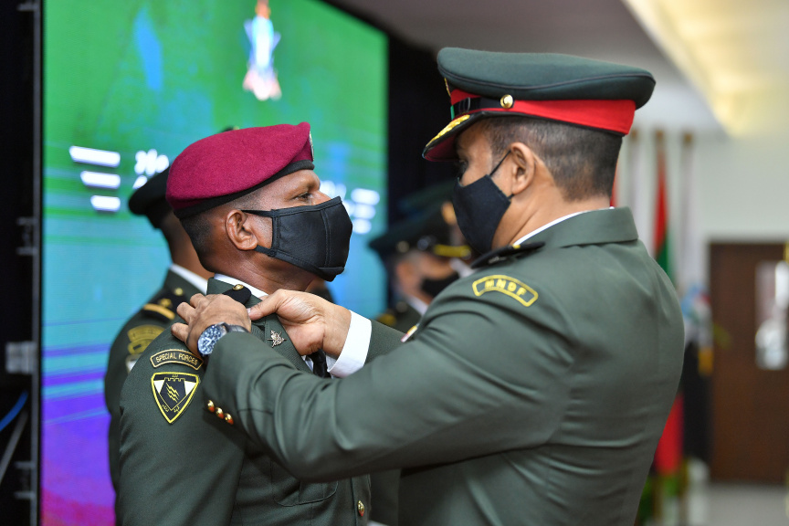 ޖެނުއަރީ 25، 2021: ސިފައިންގެ އޮފިސަރުންނަށް މަޤާމުގެ ކުރިއެރުން ދިނުމަށް މޯލްޑިވްސް ނެޝަނަލް ޑިފެންސް ފޯސް (އެމް.އެން.ޑީ.އެފް) ގެ މައި މަރުކަޒުގައި ބޭއްވި ހާއްސަ ރަސްމިއްޔާތުގެ ތެރެއިން -- ފޮޓޯ/ ރައީސް އޮފީސް