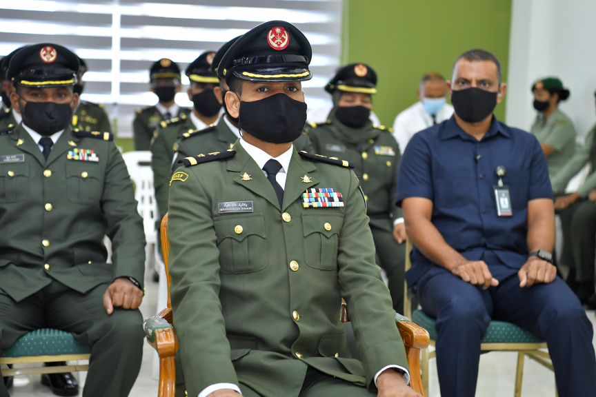 ޖެނުއަރީ 25، 2021: ސިފައިންގެ އޮފިސަރުންނަށް މަޤާމުގެ ކުރިއެރުން ދިނުމަށް މޯލްޑިވްސް ނެޝަނަލް ޑިފެންސް ފޯސް (އެމް.އެން.ޑީ.އެފް) ގެ މައި މަރުކަޒުގައި ބޭއްވި ހާއްސަ ރަސްމިއްޔާތުގެ ތެރެއިން -- ފޮޓޯ/ ރައީސް އޮފީސް