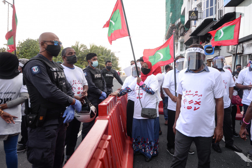 ޖެނުއަރީ 29، 2021: "އިންސާފު ކޮބާ" ނަމުގައި އިދިކޮޅު ޕީޕީއެމް ޕީއެންސީގެ ފަރާތުން ބޭއްވި މުޒާހަރާގެ ތެރެއިން -- ސަން ފޮޓޯ: އިފާޒް