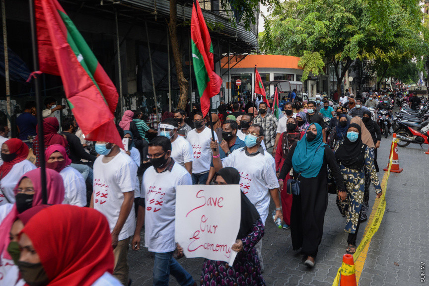 ޖެނުއަރީ 29، 2021: "އިންސާފު ކޮބާ" ނަމުގައި އިދިކޮޅު ޕީޕީއެމް ޕީއެންސީގެ ފަރާތުން ބޭއްވި މުޒާހަރާގެ ތެރެއިން -- ސަން ފޮޓޯ: އިފާޒް