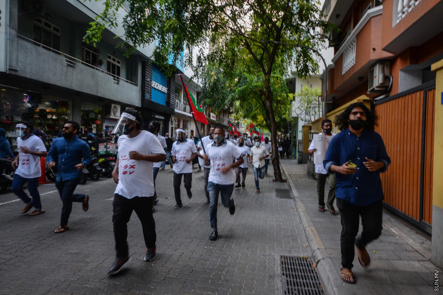 ޖެނުއަރީ 29، 2021: "އިންސާފު ކޮބާ" ނަމުގައި އިދިކޮޅު ޕީޕީއެމް ޕީއެންސީގެ ފަރާތުން ބޭއްވި މުޒާހަރާގެ ތެރެއިން -- ސަން ފޮޓޯ: އިފާޒް