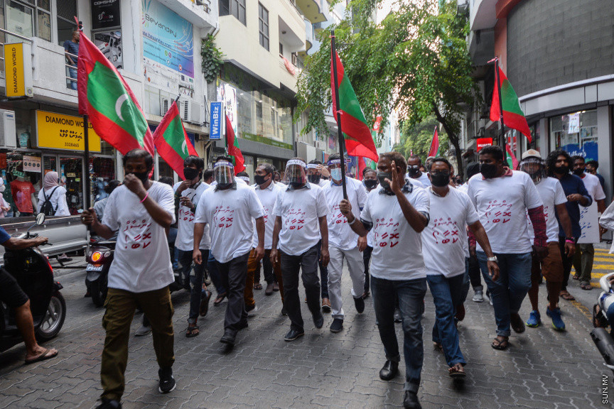 ޖެނުއަރީ 29، 2021: "އިންސާފު ކޮބާ" ނަމުގައި އިދިކޮޅު ޕީޕީއެމް ޕީއެންސީގެ ފަރާތުން ބޭއްވި މުޒާހަރާގެ ތެރެއިން -- ސަން ފޮޓޯ: އިފާޒް