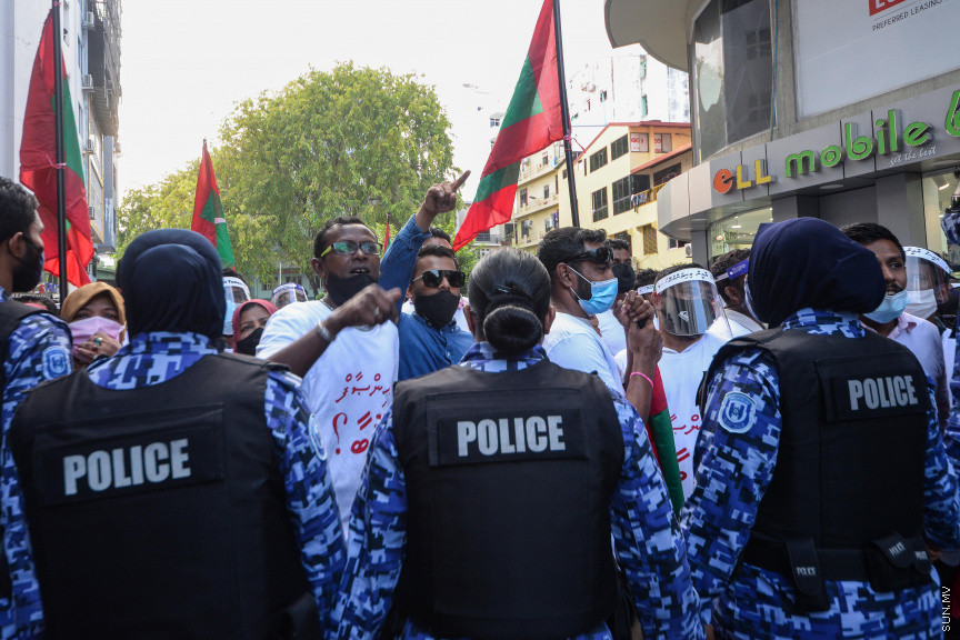 ޖެނުއަރީ 29، 2021: "އިންސާފު ކޮބާ" ނަމުގައި އިދިކޮޅު ޕީޕީއެމް ޕީއެންސީގެ ފަރާތުން ބޭއްވި މުޒާހަރާގެ ތެރެއިން -- ސަން ފޮޓޯ: އިފާޒް