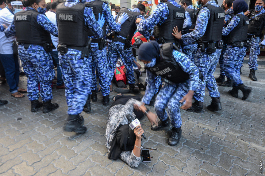 ޖެނުއަރީ 29، 2021: "އިންސާފު ކޮބާ" ނަމުގައި އިދިކޮޅު ޕީޕީއެމް ޕީއެންސީގެ ފަރާތުން ބޭއްވި މުޒާހަރާގެ ތެރެއިން -- ސަން ފޮޓޯ: އިފާޒް