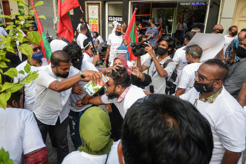 ޖެނުއަރީ 29، 2021: "އިންސާފު ކޮބާ" ނަމުގައި އިދިކޮޅު ޕީޕީއެމް ޕީއެންސީގެ ފަރާތުން ބޭއްވި މުޒާހަރާގެ ތެރެއިން -- ސަން ފޮޓޯ: އިފާޒް