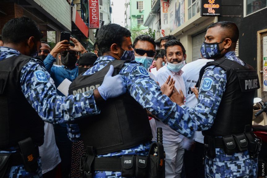ޖެނުއަރީ 29، 2021: "އިންސާފު ކޮބާ" ނަމުގައި އިދިކޮޅު ޕީޕީއެމް ޕީއެންސީގެ ފަރާތުން ބޭއްވި މުޒާހަރާގެ ތެރެއިން -- ސަން ފޮޓޯ: އިފާޒް
